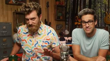 Chemise blanche avec des nouilles de différentes couleurs portées par Rhett James McLaughlin Aveugle de Pizzas Surgelées de Test de Goût
