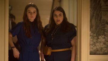Pañuelo estampado para el cuello usado por Molly (Beanie Feldstein) en Booksmart