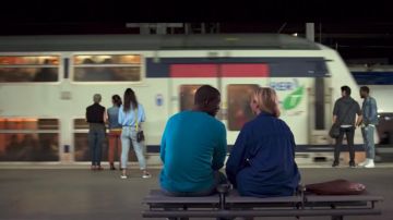 La veste parka bleu portée par Lisa (Chloé Jouannet) dans Banlieusards