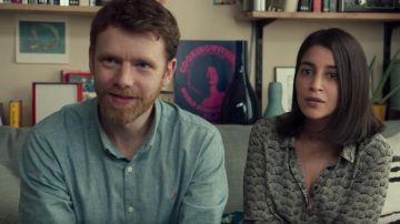 La chemise grise à motifs éventails portée par Myriam (Leïla Bekhti) dans Chanson douce