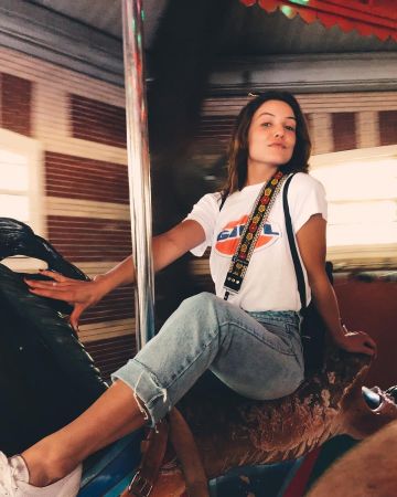 White tee shirt worn by Danielle Campbell on her Instagram account @thedaniellecampbell