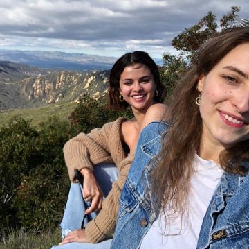 Le pull beige foncé porté par Selena Gomez sur son compte Instagram @selenagomez