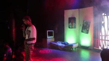 Pantalones a cuadros usados por lil peep en su video musical Save That Shit