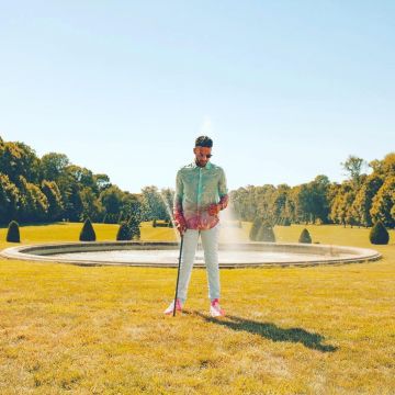 The Shirt print gradient green and pink Heuss the Bastard on the account Instagram of @heuss_lenfoire