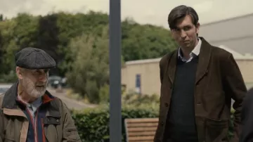 Veste brune de décor britannique portée par Greg Hirsch (Nicholas Braun) dans les tenues de la série télévisée Succession (saison 2 épisode 8)