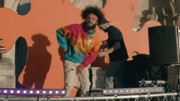 Le sweatshirt multicolore de KIKESA dans son clip Quand j'étais petit