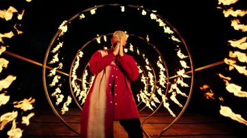 The jacket red along the asymmetrical tie dye worn by DJ Snake in her video clip Fuego with Sean Paul, Anitta feat. Tainy