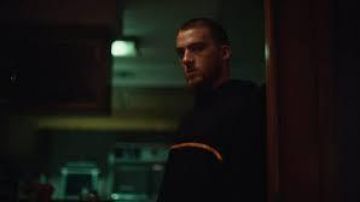 El suéter usado por Fez / Fezco (Angus Cloud) en Euphoria (S01E08)