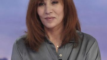 The shirt silk green bronze worn by Mathilde Seigner in neither one Nor two