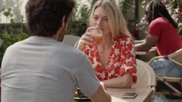 La robe cache cœur courte fleurs rouge sur fond blanc de Johanna Lemeur (Aurore Delplace) Un si grand soleil (S02E40)