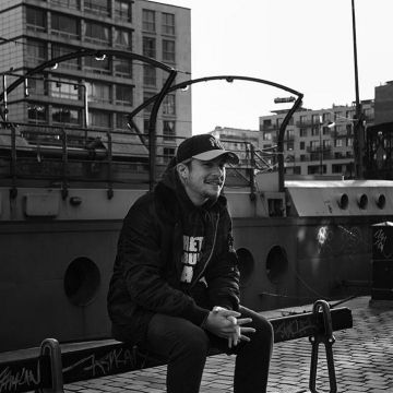 La chaqueta de cuello de piel que lleva Nekfeu en la cuenta de Instagram de @ken.samaras