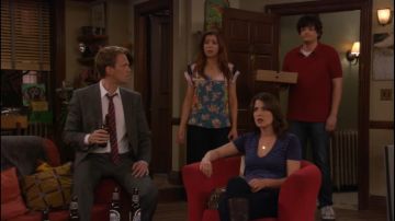 The short sleeves t-shirt japanese style of Lily Aldrin (Alyson Hannigan) in How I Met Your Mother (S05E19)