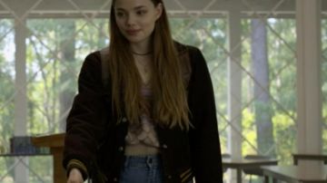 Brown/yellow varsity type de veste portée par l'Alaska Young (Kristine Froseth) dans la Recherche de l'Alaska