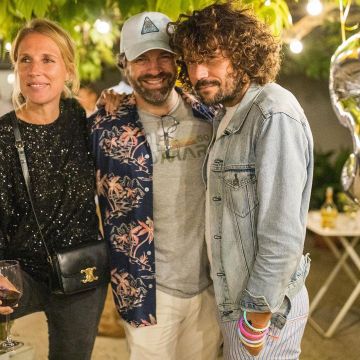 The black sweater with sequins glittery worn by Agathe Lecaron on his account Instagram @agathelecaron