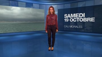 La blouse bordeaux portée par Cali Morales dans la Météo de M6 du 20 octobre 2019