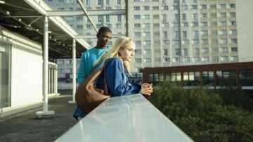 Le sac en cuir porté par Lisa (Chloé Jouannet) dans Banlieusards