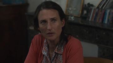 La chemise à fleurs portée par Christine (Camille Cottin) dans Les Éblouis