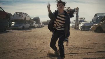Pantalones negros con rayas blancas usadas por Yungblud en su hazaña del video musical Original me. Dan Reynolds de Imagine Dragons