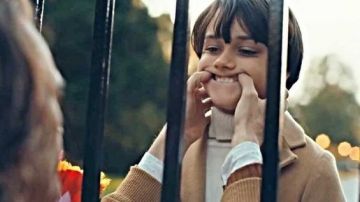 Le manteau porté par Bruce Wayne jeune (Dante Pereira-Olson) dans le film Joker