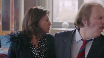 La cravate rayée de Martin Guénaud, le premier adjoint (Philippe Katerine) dans Notre dame