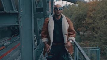 The jacket in suede Alkpote in her video clip Eagle