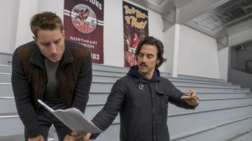 Chaqueta de suéter acolchada marrón y gris usada por Kevin Pearson (Justin Hartley) en This Is Us (S04E05)