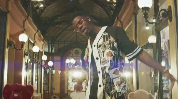 La camiseta de béisbol impresa del casino usada por Franglish en su clip Little Diamond