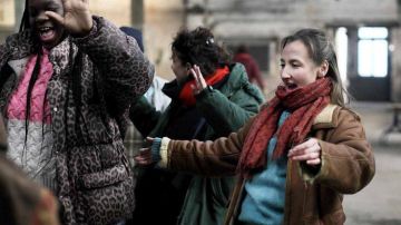 Le manteau en cuir porté par Audrey Scapio (Audrey Lamy) dans le film Les Invisibles
