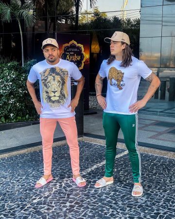 Versace white t-shirt leopard worn by Whindersson Nunes on the Instagram account @whinderssonnunes