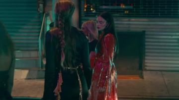 Imperméable rouge brillant de Sabrina Claudio dans le clip Sabrina Claudio - Rumors [ft. ZAYN] (Official Music Video)