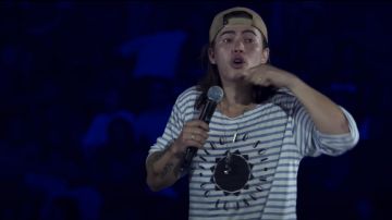 Equador Filho Do Sol striped t-shirt worn by Whindersson Nunes for his Adulto Show on Netflix