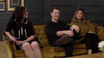 Oversize pull tenues portées par Alexis Rose (Annie Murphy) dans Schitt s Creek (S05E14)