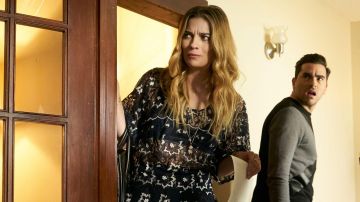 Floral robe en Dentelle porté par Alexis Rose (Annie Murphy) dans Schitt s Creek (S02E11)