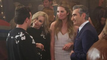 Collier porté par Alexis Rose (Annie Murphy) comme on le voit dans Schitt s Creek (S02E13)
