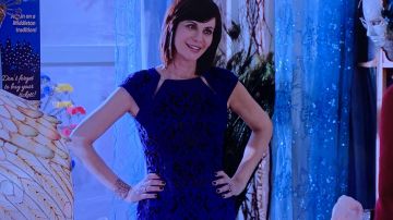 El vestido negro con bordados azules que lució Cassie Nightingale (Catherine Bell) en la serie A Hint of Magic