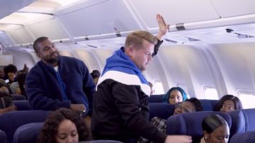 Bleu veste polaire portées par Kanye West pour Airpool Karaoké sur Le Late Late Show avec James Corden