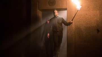 La veste noire de Oliver Queen (Stephen Amell) dans Arrow (S08E03)