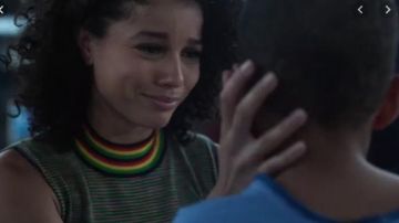 Top green round neck Nicole Warren (Alisha Wainwright) in How to raise a super-hero (S01)