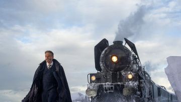 The long coat of Hercule Poirot (Kenneth Branagh) in the film the crime of The Orient-Express