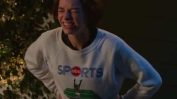 Le sweatshirt ABC sports de Casey Gardner (Brigette Lundy-Paine) dans Atypical (Saison 3)