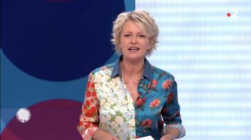 The blouse two-tone floral collar and jeans worn by Sophie Davant in This program on June 12, 2019