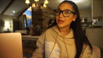 Nu capuche avec cloud graphique portés par Gabi Demartino dans YouTube vidéo vlog "Vidéo nous avons pris son! le voleur qui a volé ma carte de crédit a dépensé des milliers"