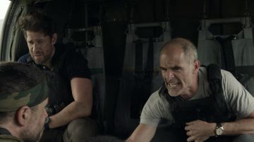Regarder portés par Mike novembre (Michael Kelly) en la personne de Tom Clancy, Jack Ryan (S02E08)