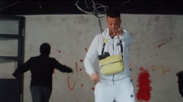 Yellow bag of Azet in AZET - SEELE (prod. by Jugglerz)