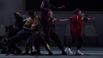 Sneakers blanches portées par Christine and the Queens dans Christine and the Queens - L'étranger (Apple Music Live at Salle Pleyel)