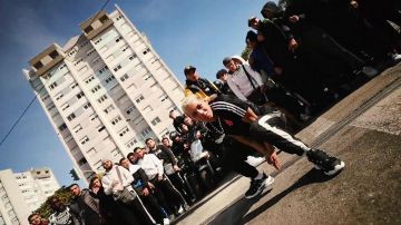 Le jogging porté par Larry dans son clip Woin Woin feat. RK