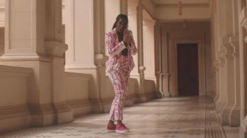 El conjunto estampado de traje blazer + pantalones de los fans de IZA su clip Dona de Mim