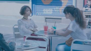 La camisa blanca de encaje de manzana en su clip Roughly