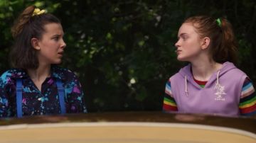 Sudadera con capucha sin mangas Hawaii Lila usada por Max Mayfield (Sadie Sink) en Stranger Things (S03E04)
