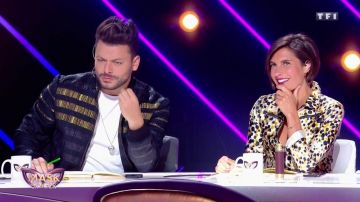 The combination of white with patterned spotted blue and yellow, zipper front with the number 8 top worn by Alessandra Sublet in the Mask Singer November 8, 2019